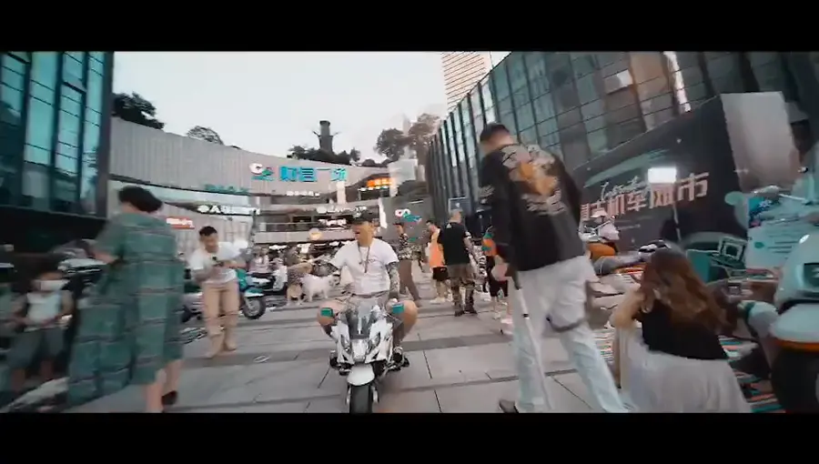 财信广场 × 标致机车